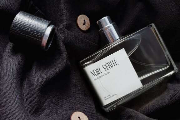 Valestra | Display Modern Serif