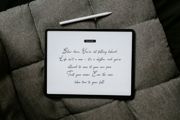 Dohemika | Handwritten Script
