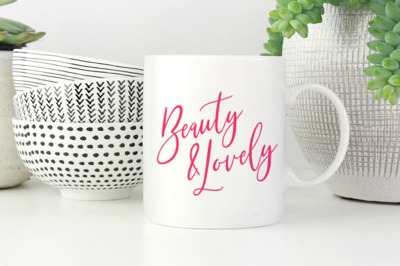 Mondayslove Feminine Signature Font