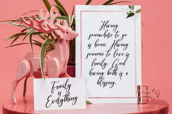 Mondayslove Feminine Signature Font