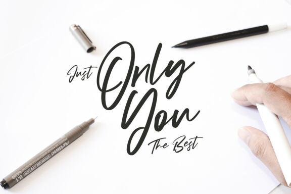 Kreatives Script Display Font
