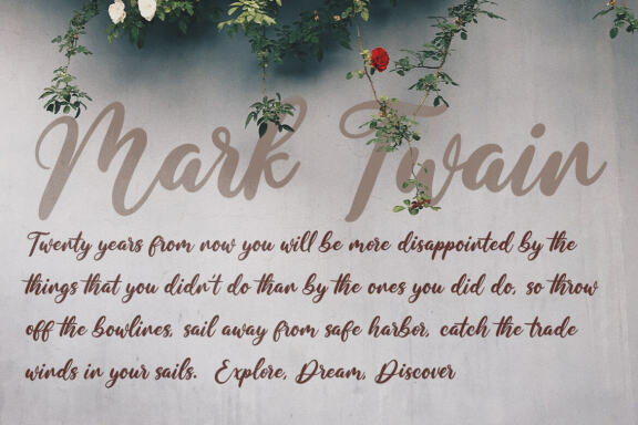 Algetura Cursive FREE Script Font