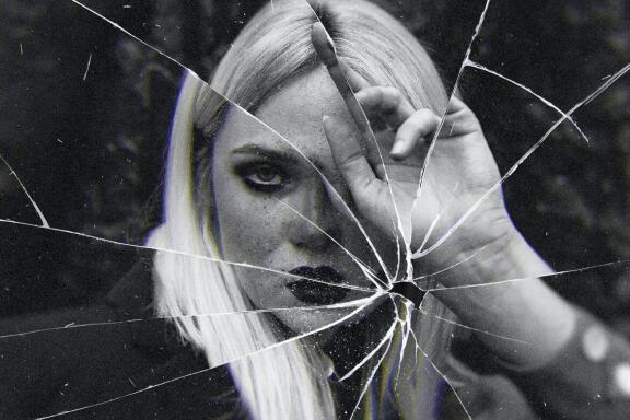 Broken Glass Photo Effect