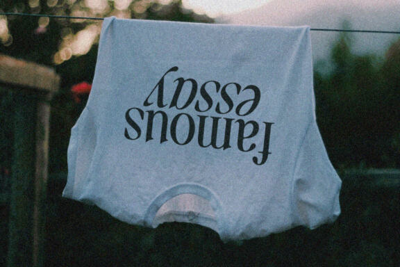 Daily Flashback - Elegant Serif