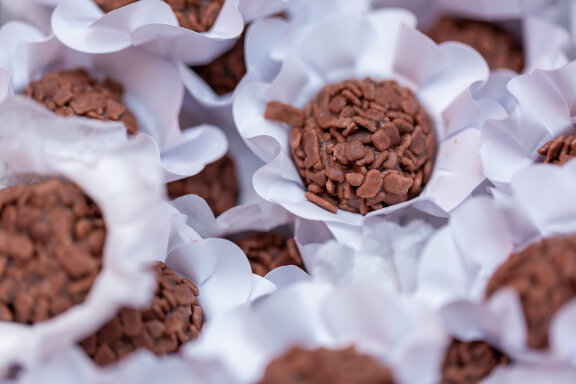  31 photos of a table decorated with Brazilian sweets
