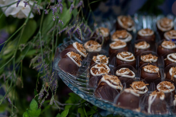  31 photos of a table decorated with Brazilian sweets