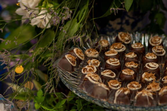  31 photos of a table decorated with Brazilian sweets