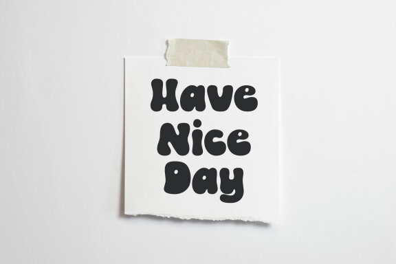 Pretty Kelly - Cute Groovy Display Font