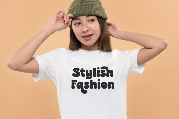 Pretty Kelly - Cute Groovy Display Font