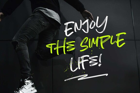 Monster Grande Brush Font