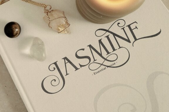 Semaro - Modern & Luxury Font