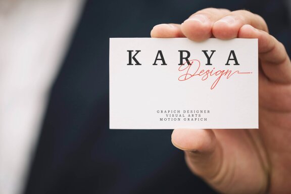 Gishelyna | Signature Script Font