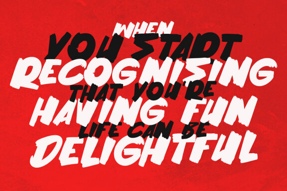 Easto Coma Brush Display Font